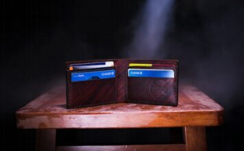 Jakie są różnice między debetowymi kartami płatniczymi a kredytowymi?