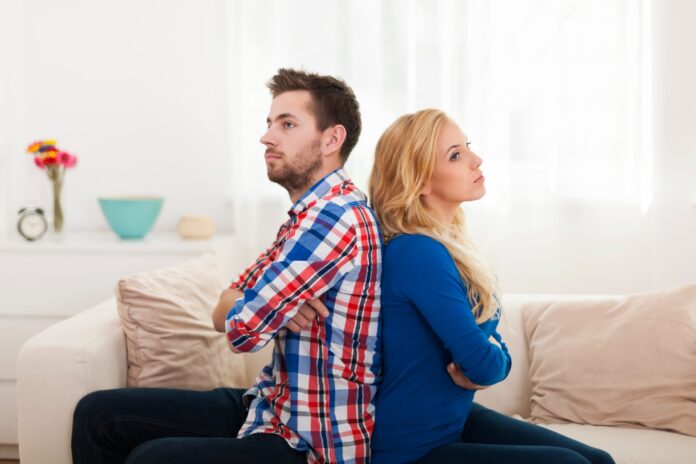 angry-young-couple-sitting-back-back-home1 Rozwód za granicą